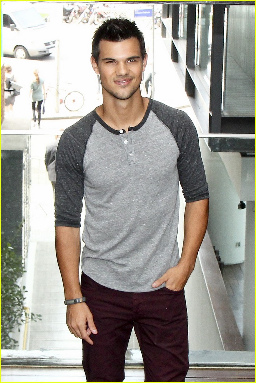 Taylor Lautner: 'Twilight' Fan Event in Brazil!
