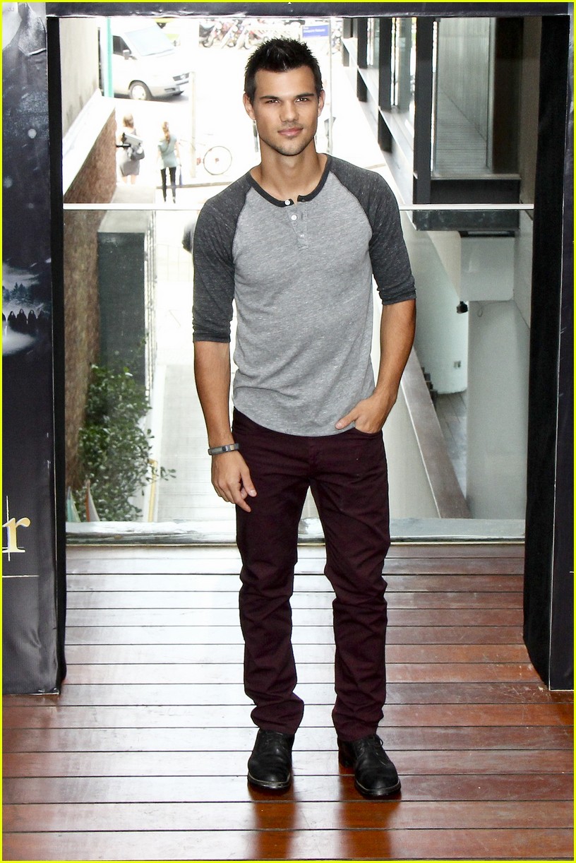 Taylor Lautner: 'Twilight' Fan Event in Brazil!