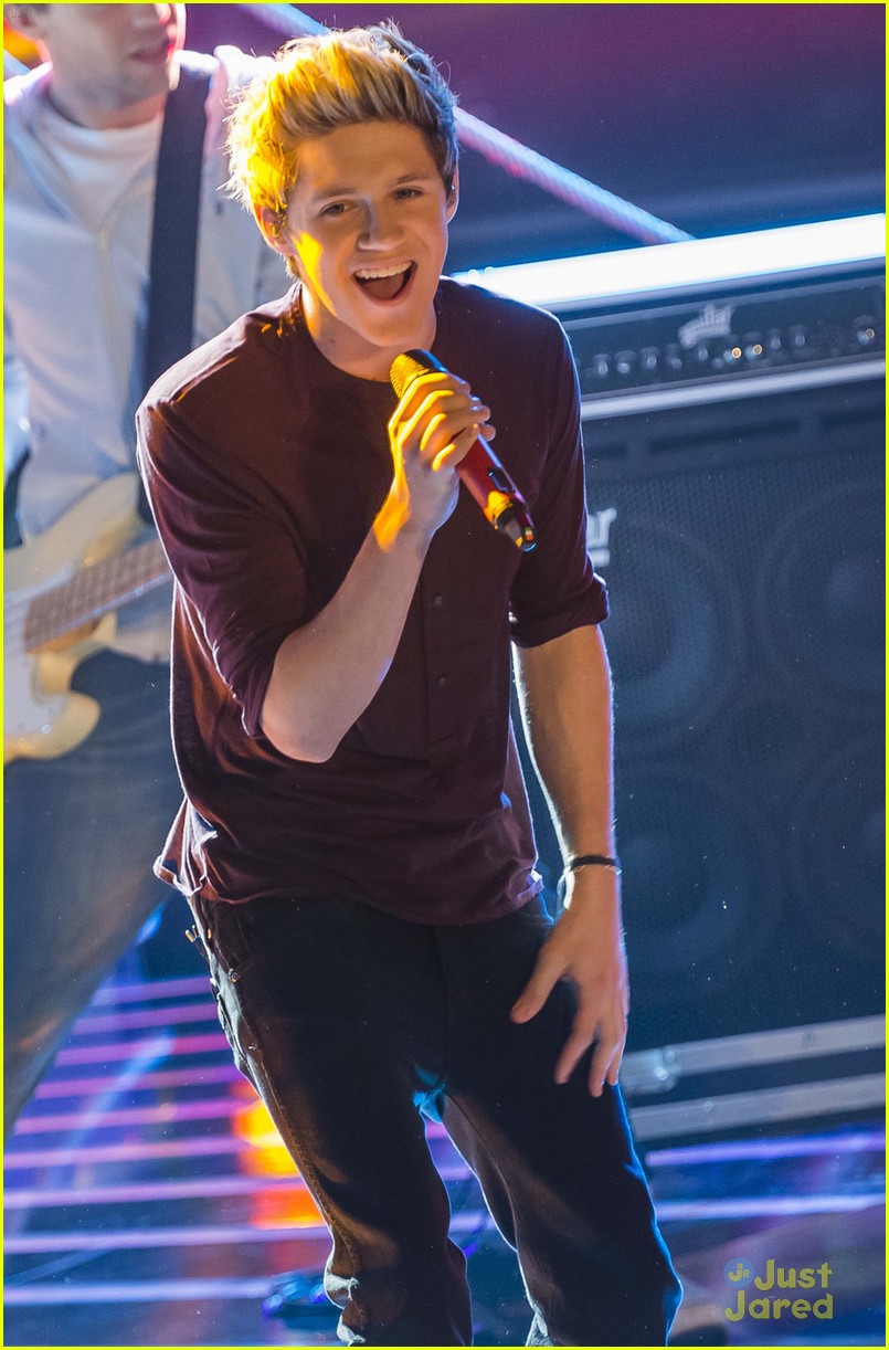 One Direction Perform on 'X Factor Italy'!