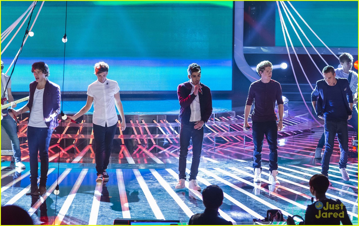 One Direction Perform on 'X Factor Italy'!