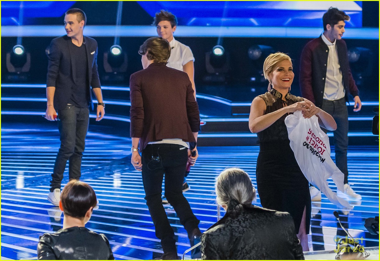 One Direction Perform on 'X Factor Italy'!