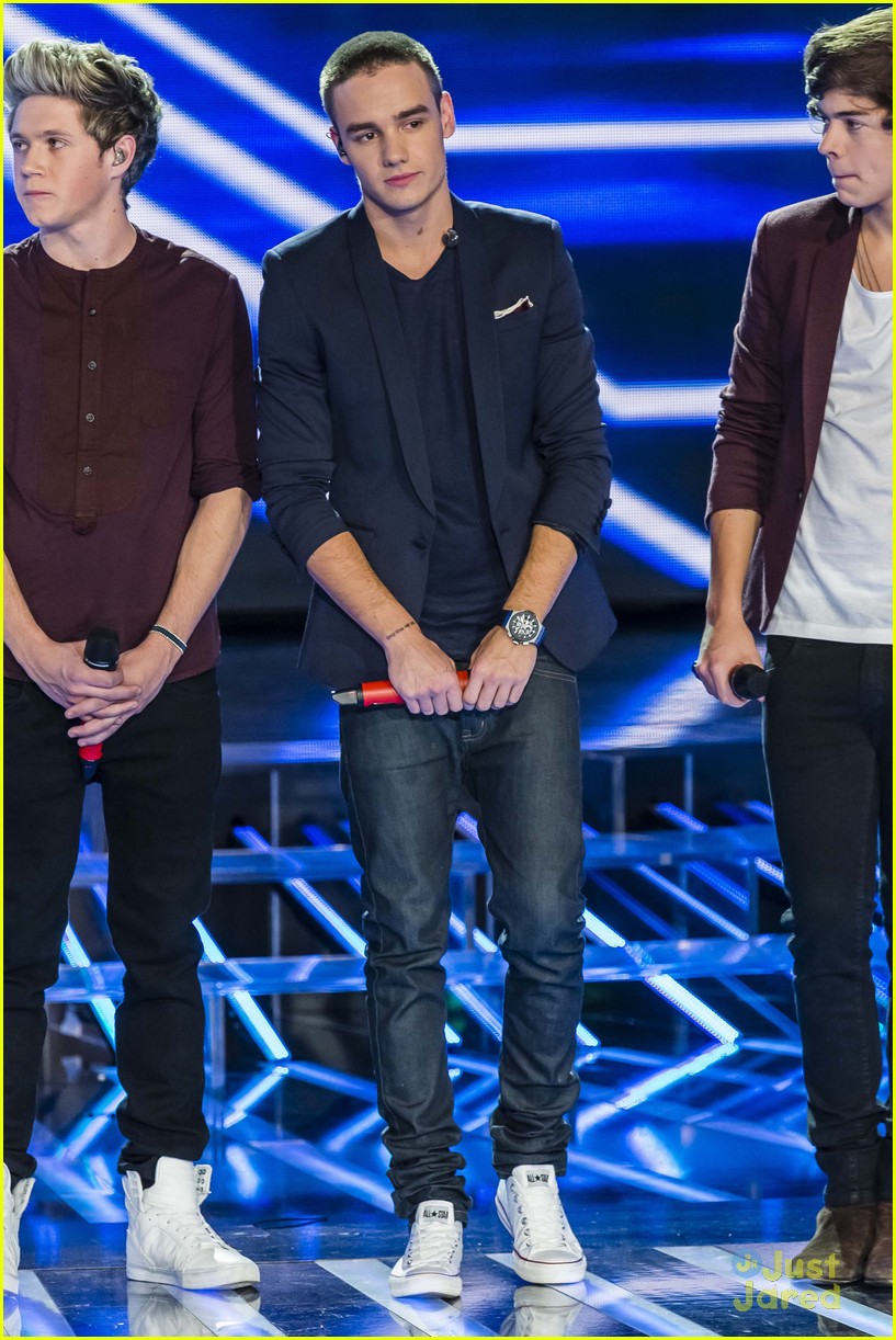 One Direction Perform on 'X Factor Italy'!