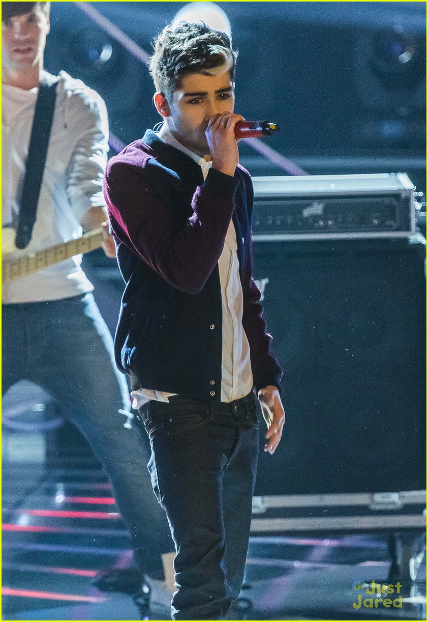 One Direction Perform on 'X Factor Italy'!