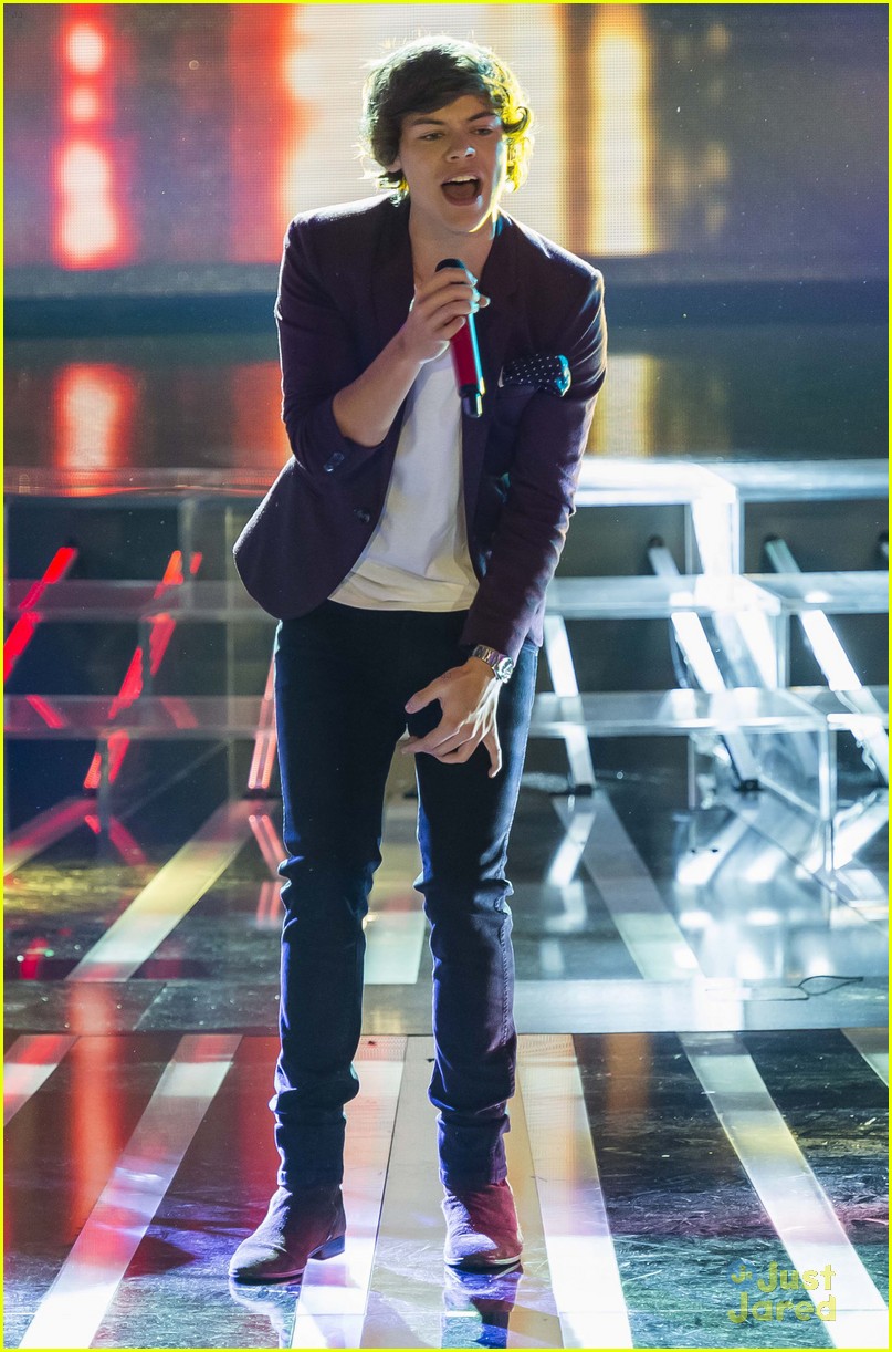 One Direction Perform on 'X Factor Italy'!