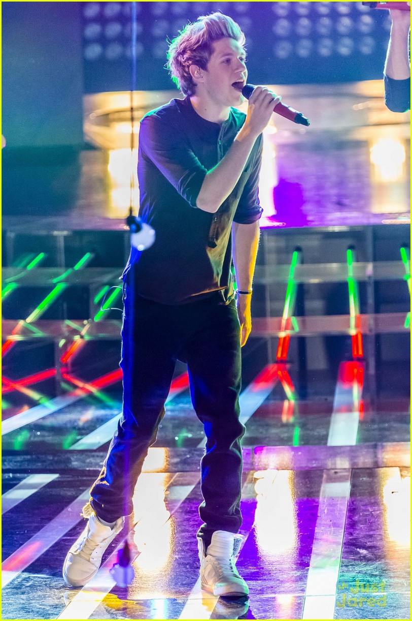 One Direction Perform on 'X Factor Italy'!