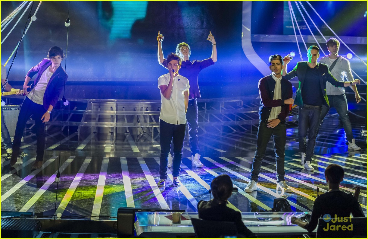 One Direction Perform on 'X Factor Italy'!