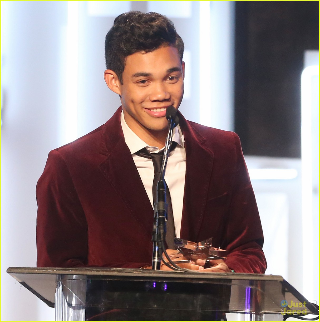 Ariana Grande: Citadel Outlets Tree Lighting with Roshon Fegan!