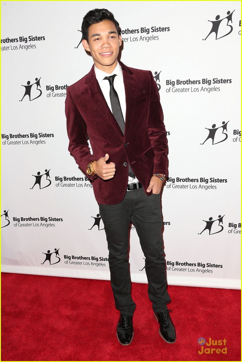 Ariana Grande: Citadel Outlets Tree Lighting with Roshon Fegan!