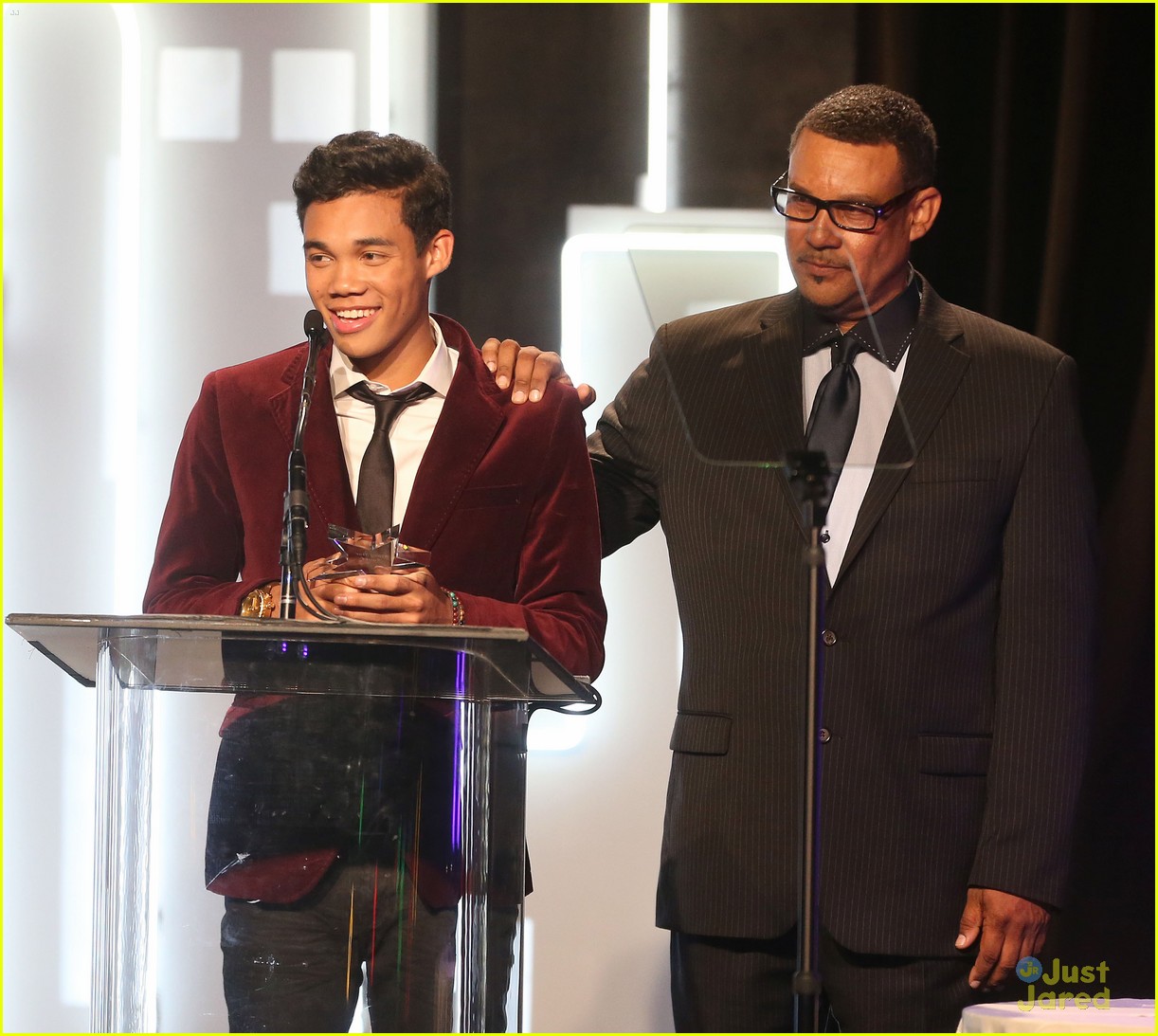 Ariana Grande: Citadel Outlets Tree Lighting with Roshon Fegan!