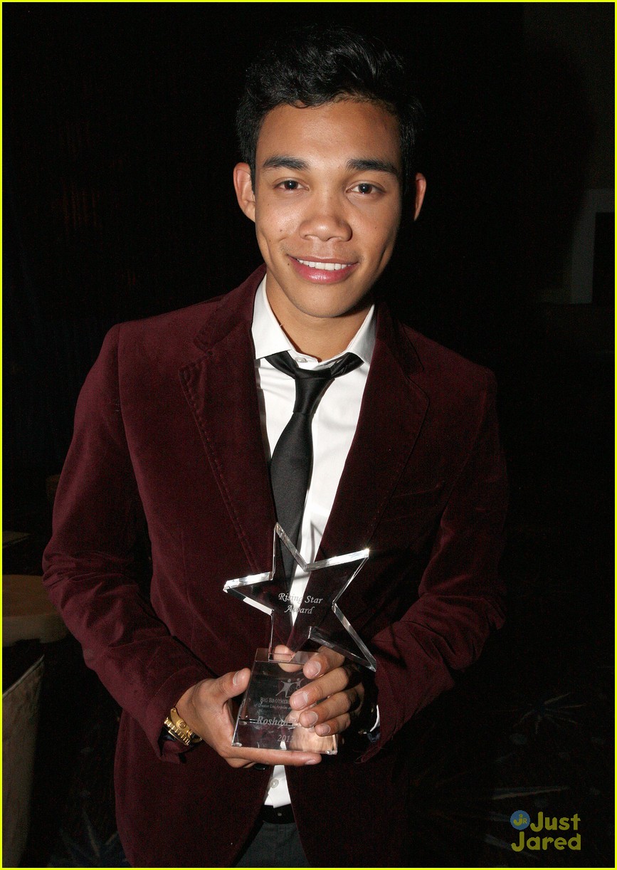 Ariana Grande: Citadel Outlets Tree Lighting with Roshon Fegan!