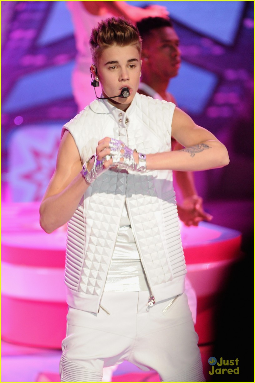 Justin Bieber: Victoria's Secret Fashion Show Performer!