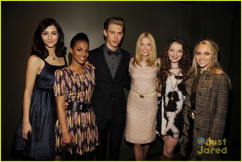 Chloe Bridges: First Look at 'Carrie Diaries' Donna LaDonna!