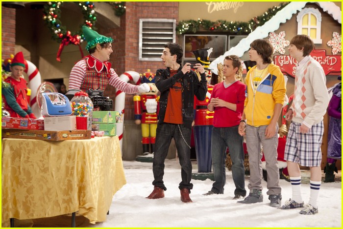 Disney Channel Holiday Episode Sneak Peeks!
