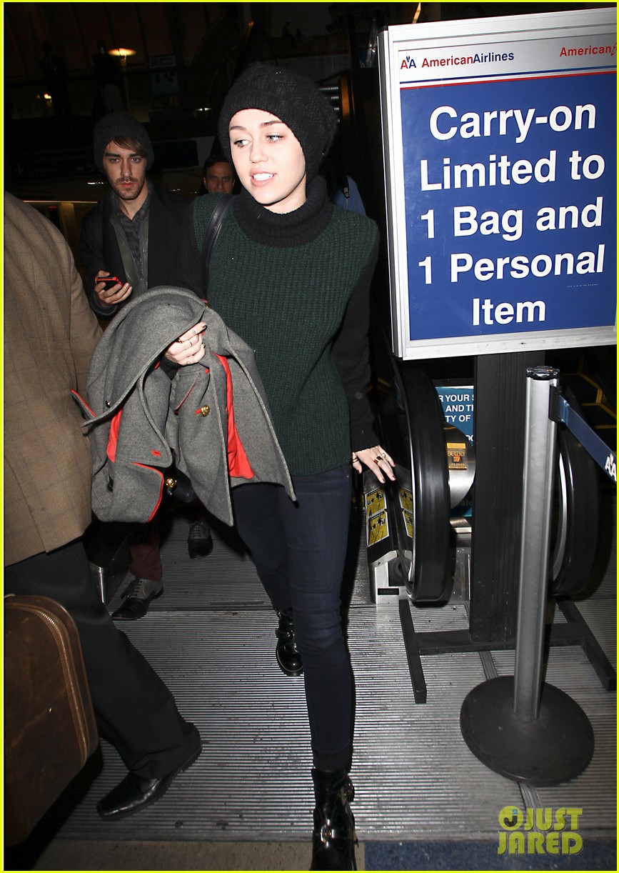 Liam Hemsworth: Miley Cyrus LAX Pick Up!