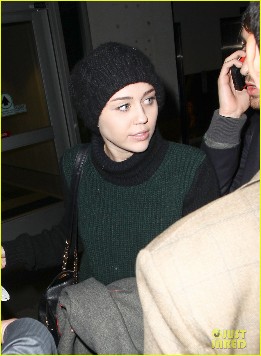 Liam Hemsworth: Miley Cyrus LAX Pick Up!