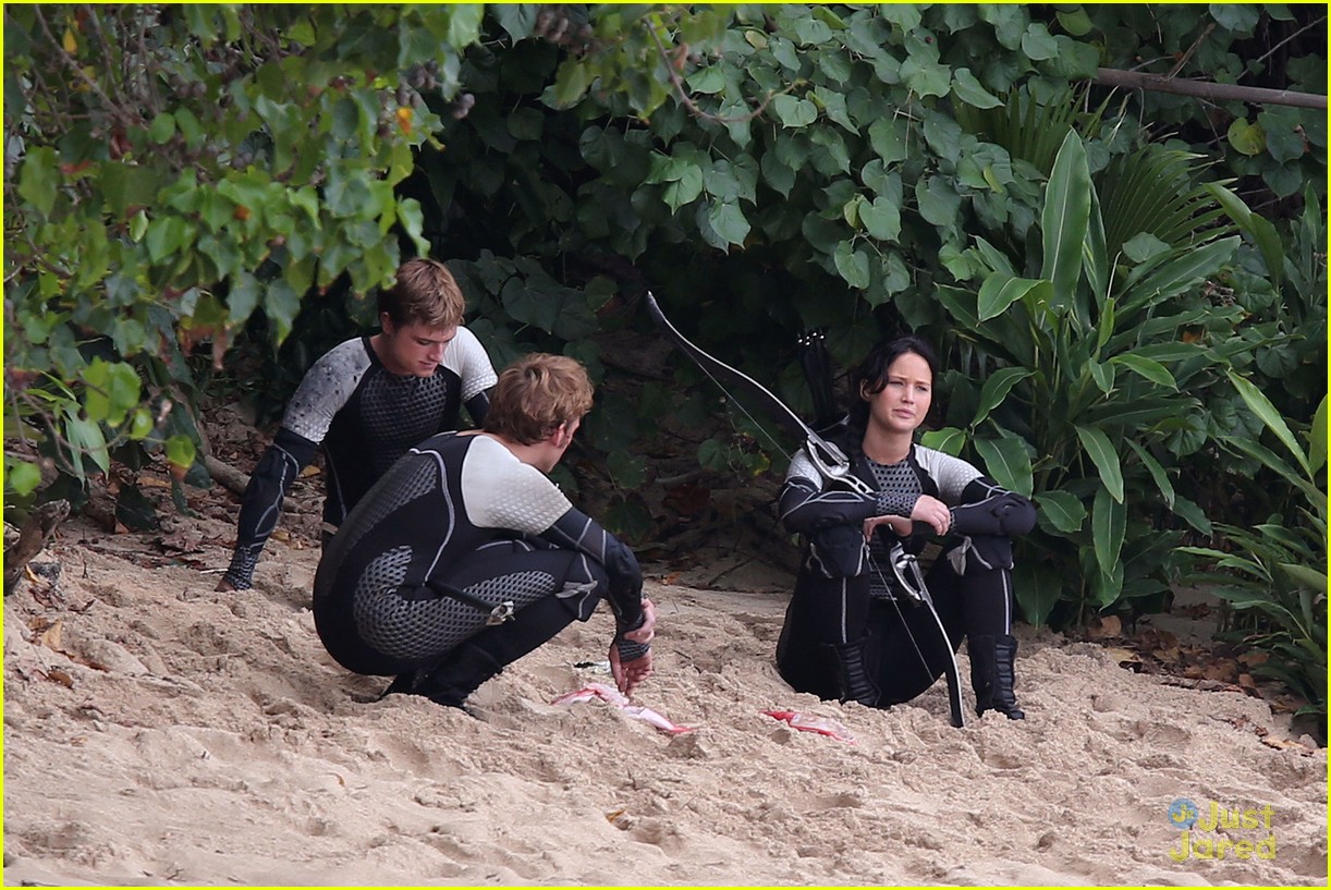 Jennifer Lawrence & Josh Hutcherson: 'Hunger Games' Beach Scenes