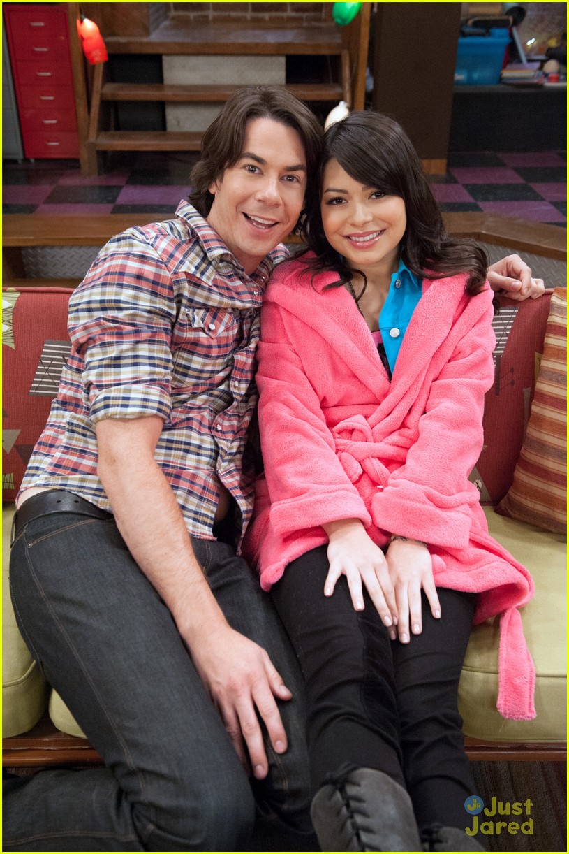 Miranda Cosgrove & Jennette McCurdy: 'iCarly' Series Finale Tonight!