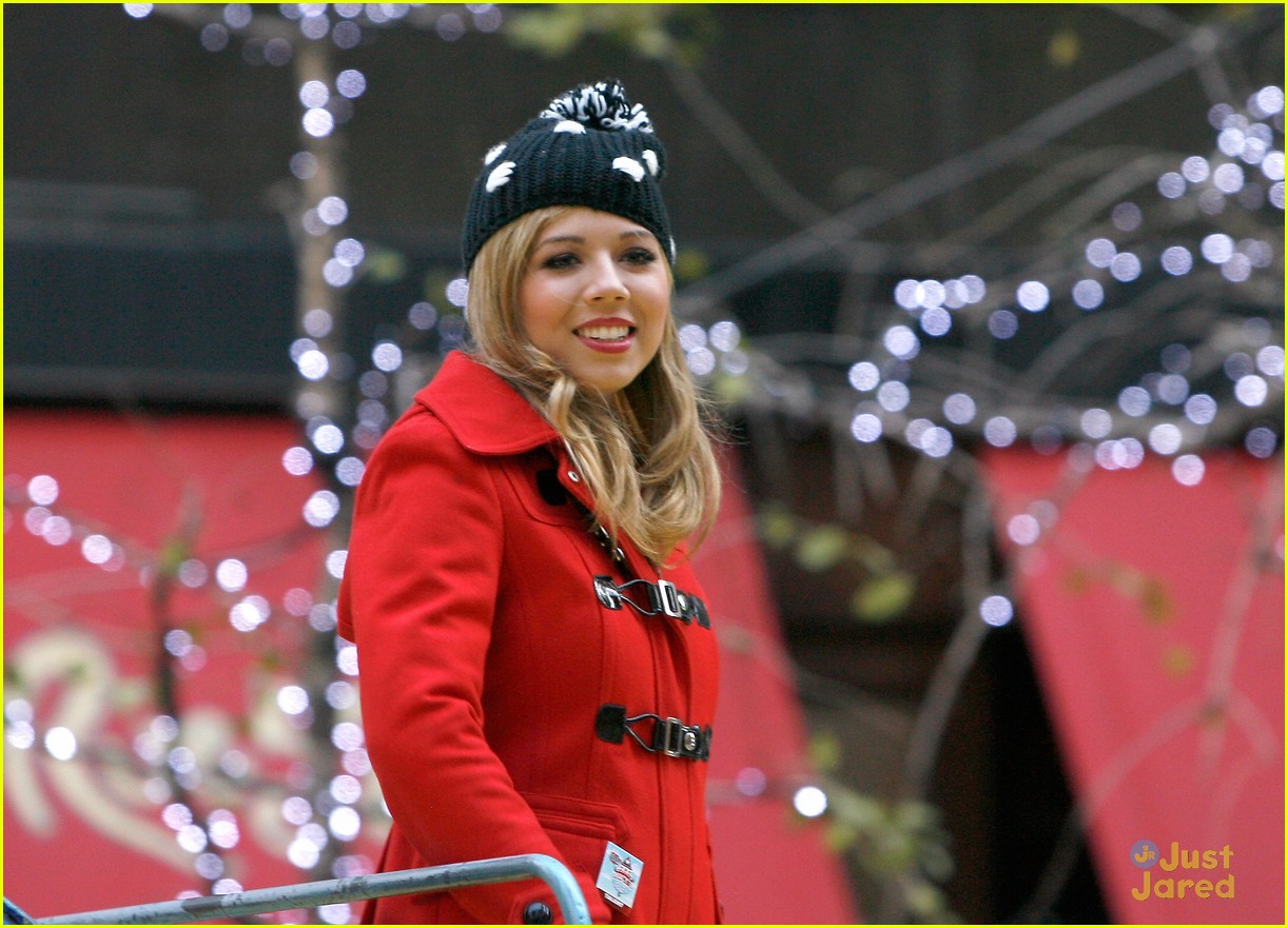 Jennette McCurdy - Macy's Thanksgiving Day Parade 2012