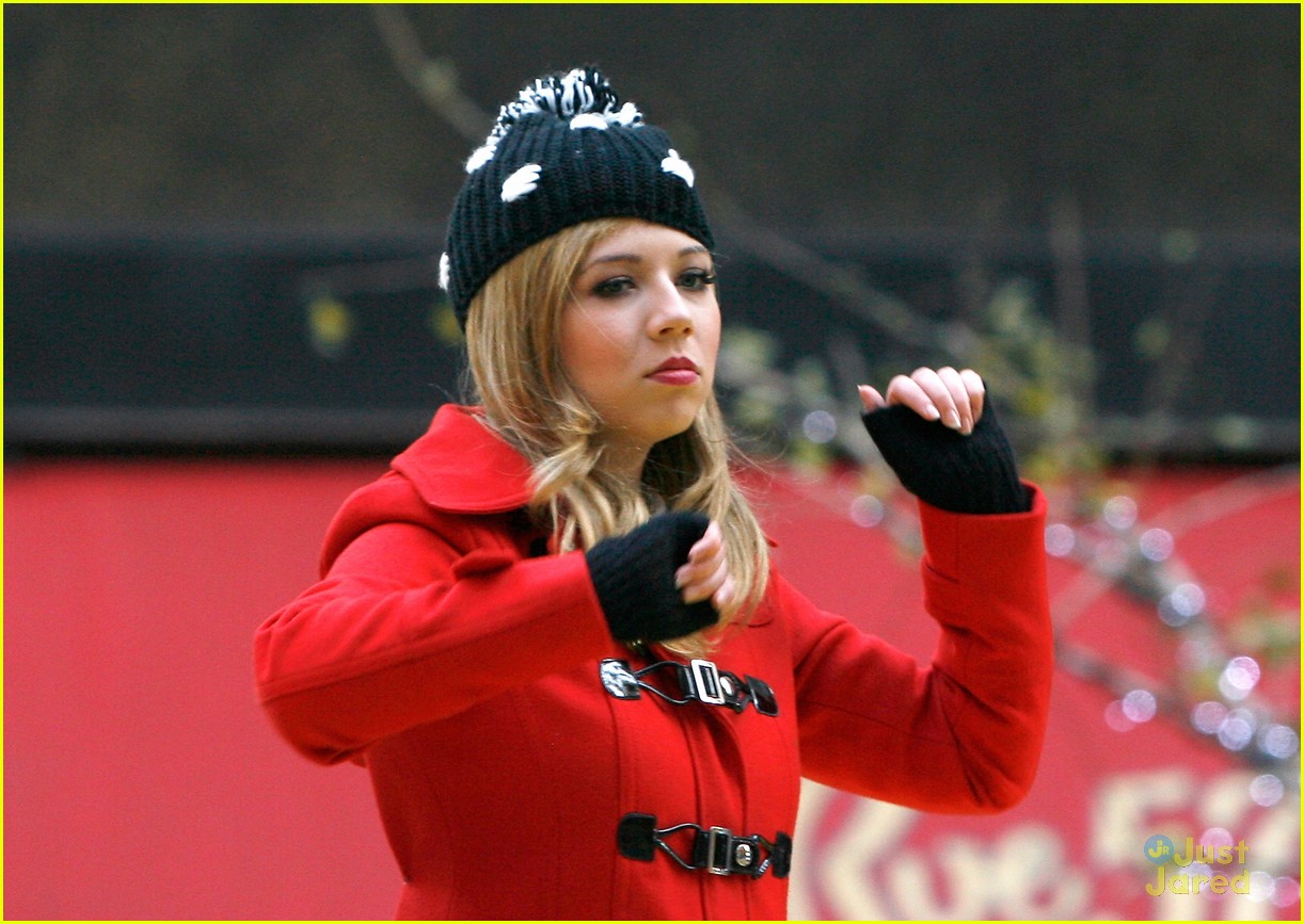 Jennette McCurdy - Macy's Thanksgiving Day Parade 2012