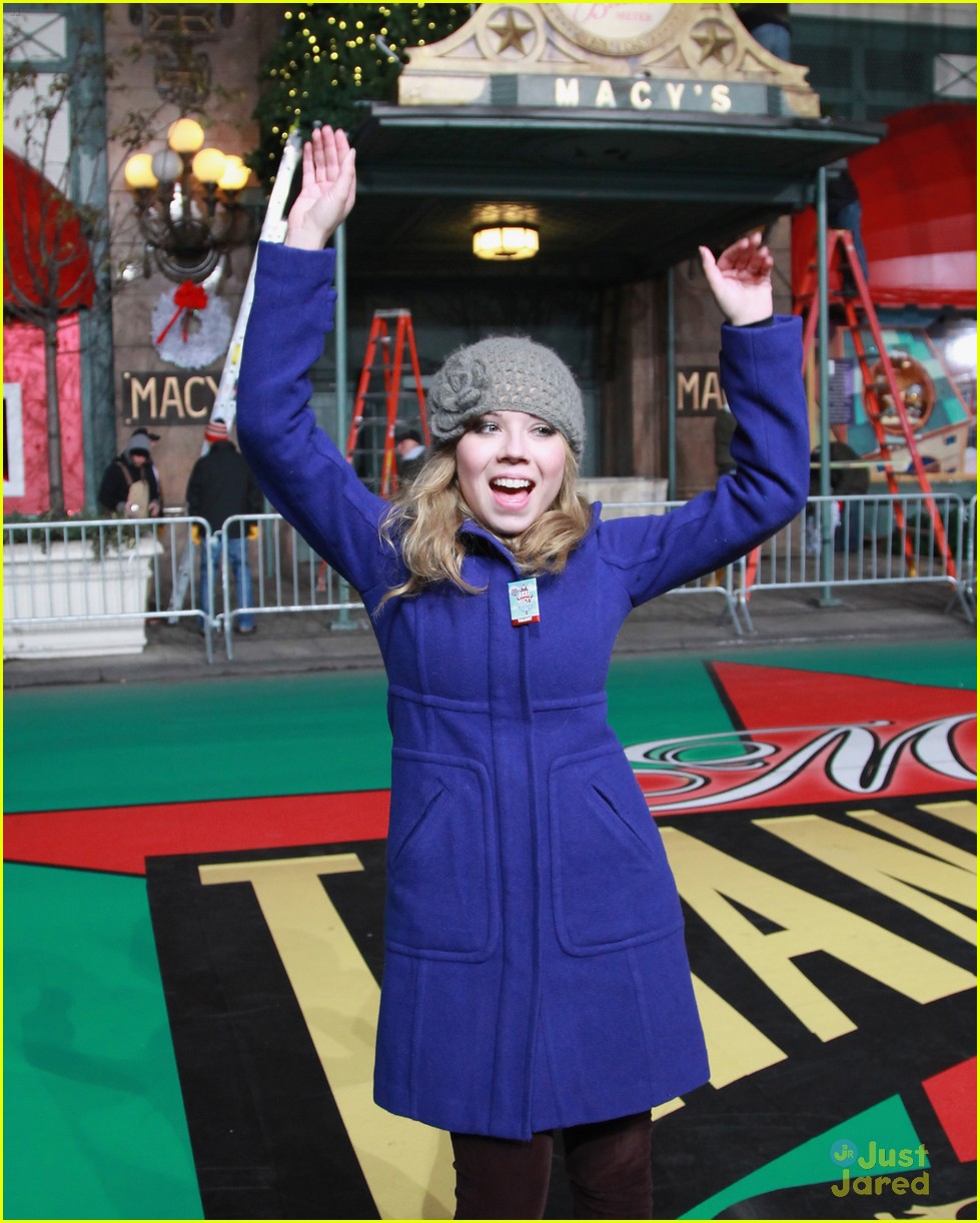 Jennette McCurdy: Macy's Thanksgiving Day Parade Rehearsals