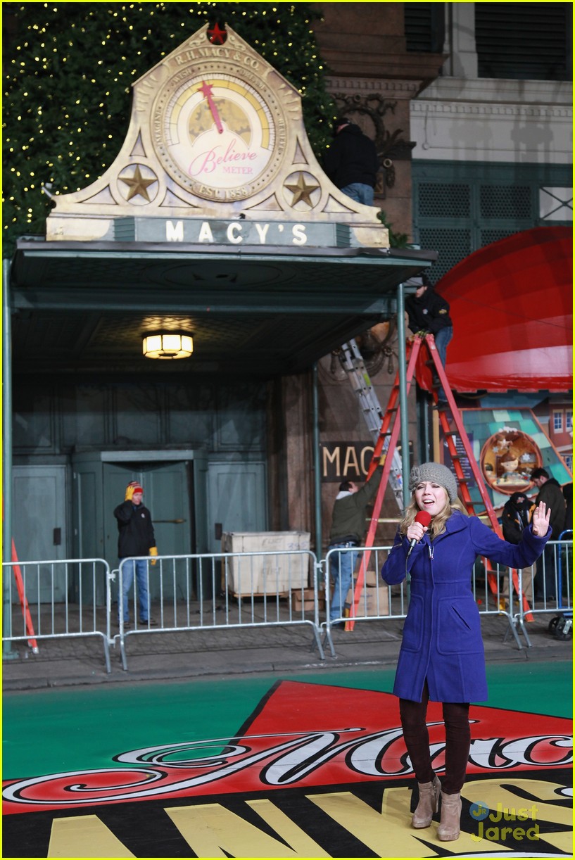 Jennette McCurdy: Macy's Thanksgiving Day Parade Rehearsals