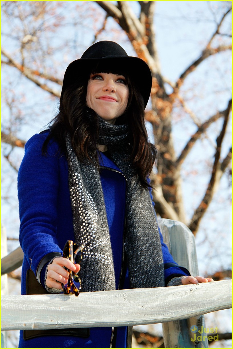 Carly Rae Jepsen Performs 'This Kiss' at Macy's Thanksgiving Day Parade - Watch Now!