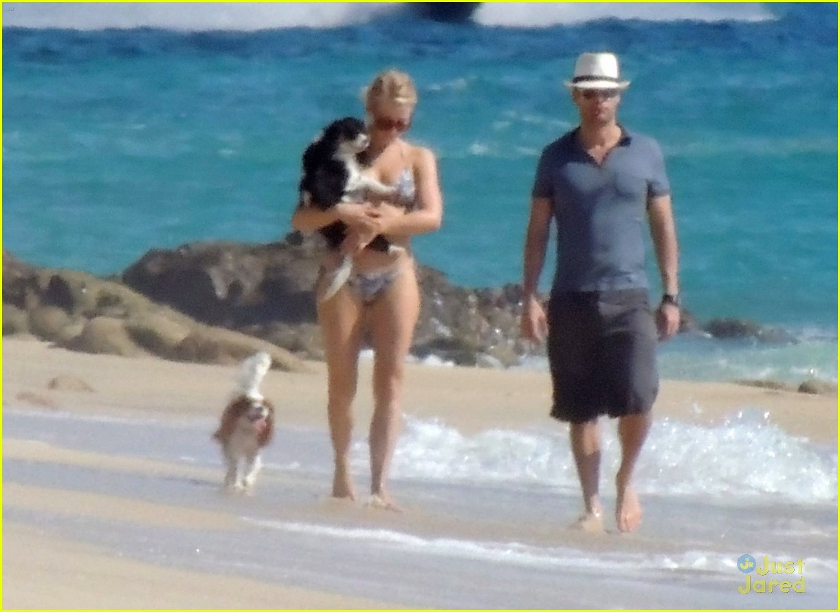 Julianne Hough & Ryan Seacrest: Sandy Stroll in Cabo San Lucas