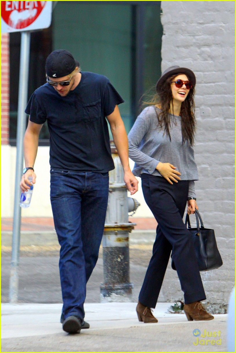 Elizabeth Olsen: Holding Hands with Boyd Holbrook!