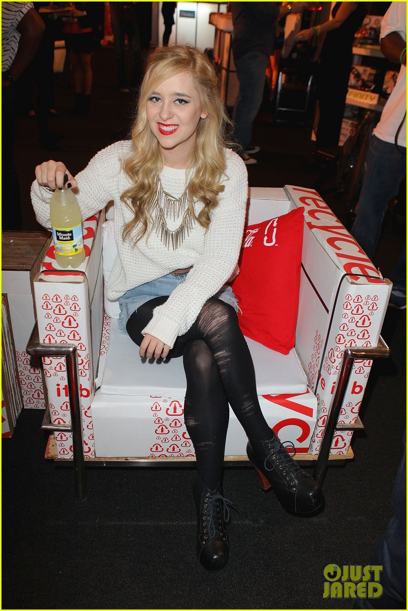 Megan and Liz: AMAs 2012 Red Carpet Correspondents!