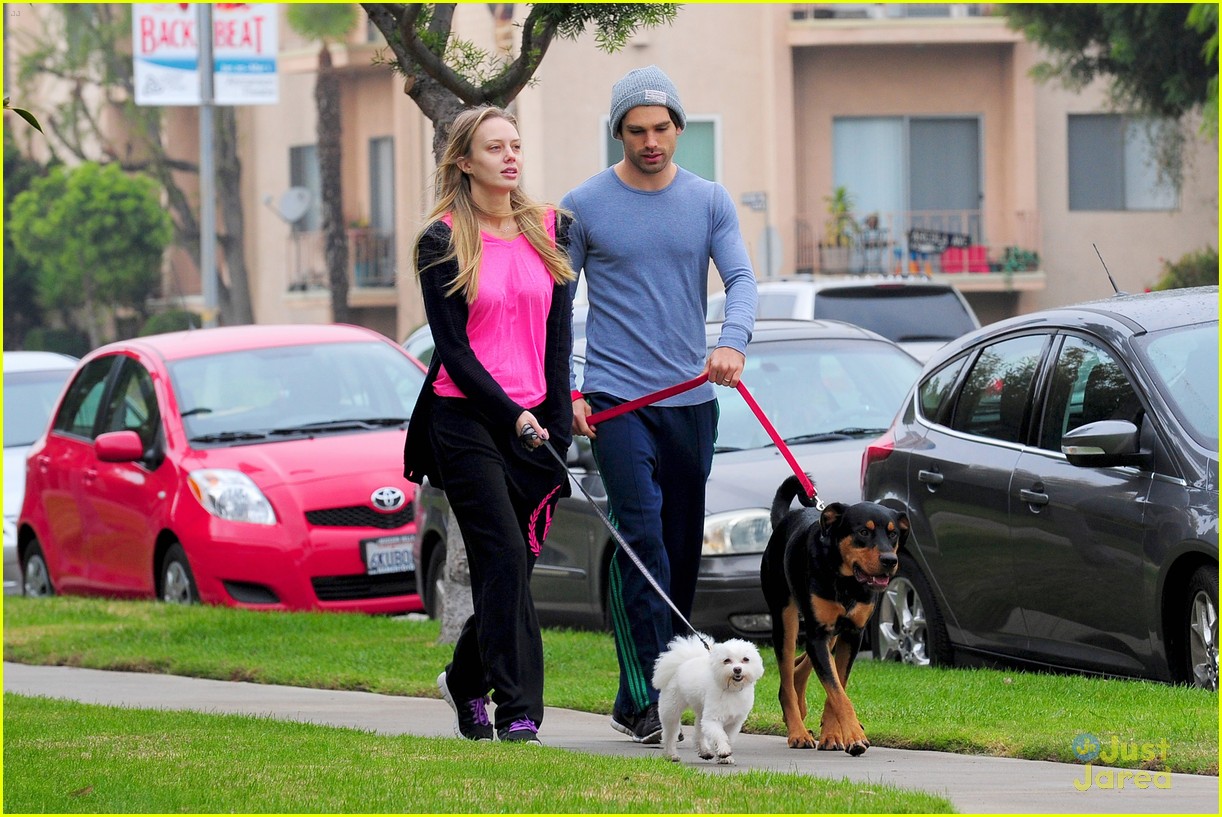 Melissa Ordway & Justin Gaston: Dog Walking Duo