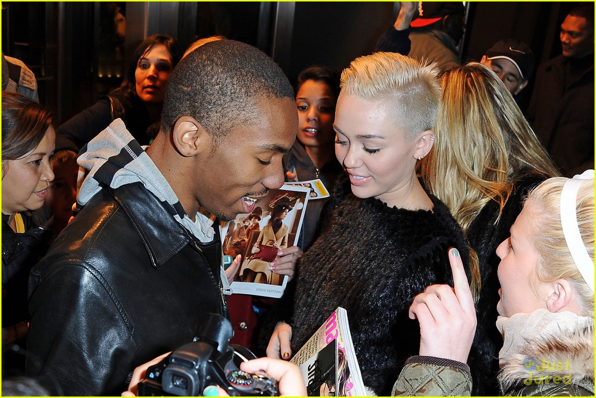 Miley Cyrus: Fan Friendly in New York City
