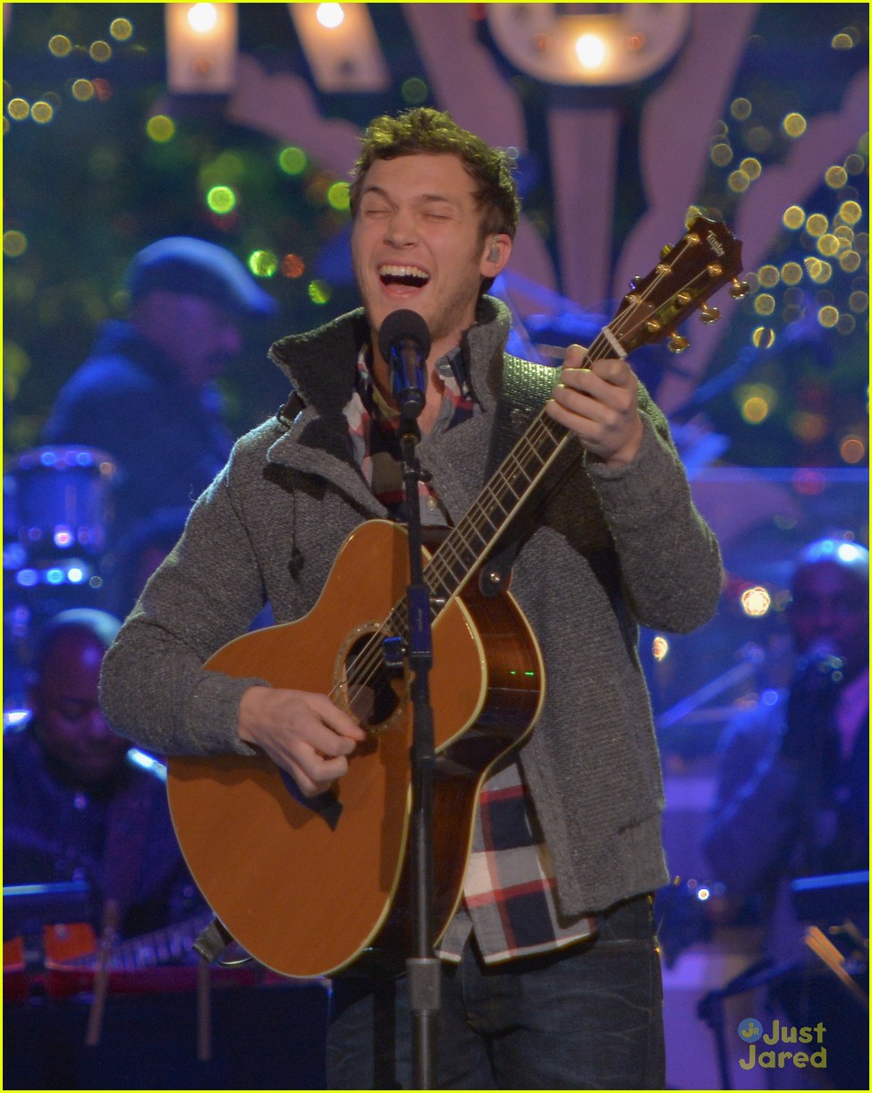 Scotty McCreery & Phillip Phillips: Grove Tree Lighting Ceremony!