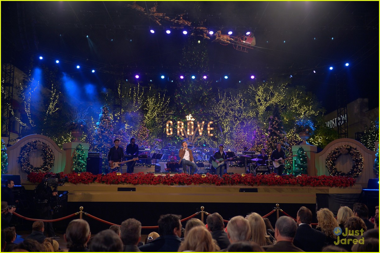 Scotty McCreery & Phillip Phillips: Grove Tree Lighting Ceremony!