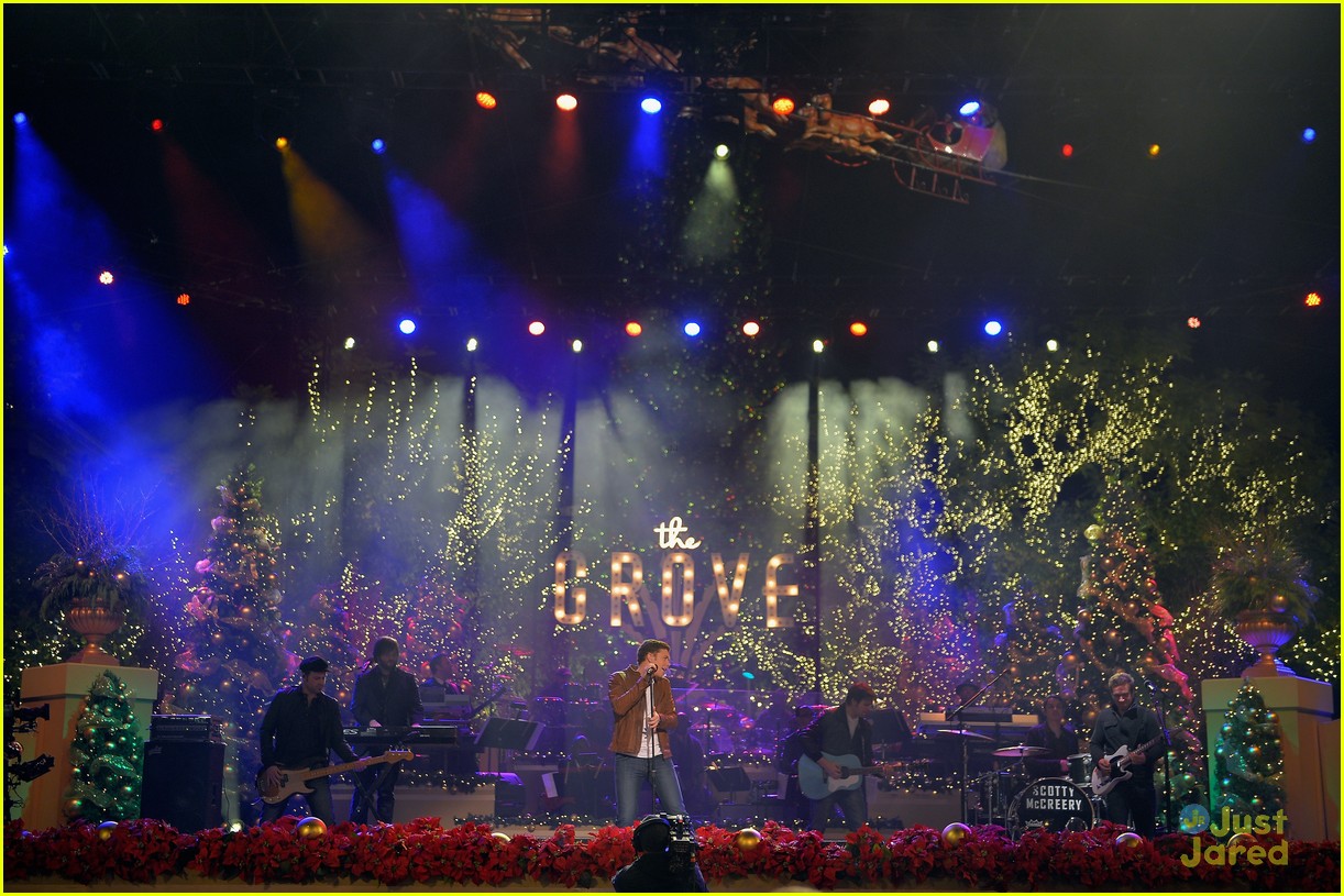 Scotty McCreery & Phillip Phillips: Grove Tree Lighting Ceremony!