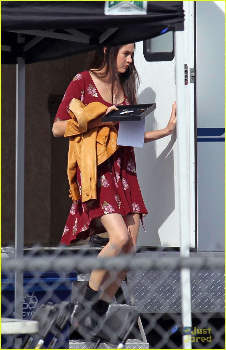 Shailene Woodley: Chris Meloni's Daughter in 'White Bird'!