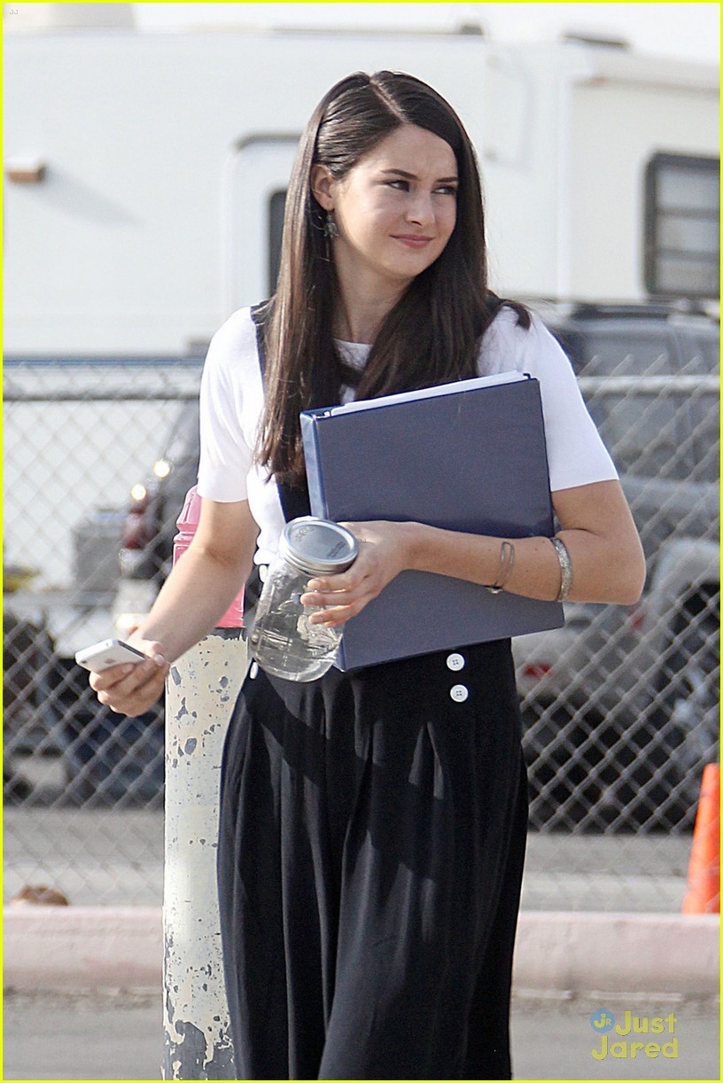 Shailene Woodley: Chris Meloni's Daughter in 'White Bird'!