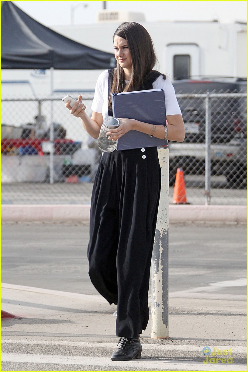 Shailene Woodley: Chris Meloni's Daughter in 'White Bird'!