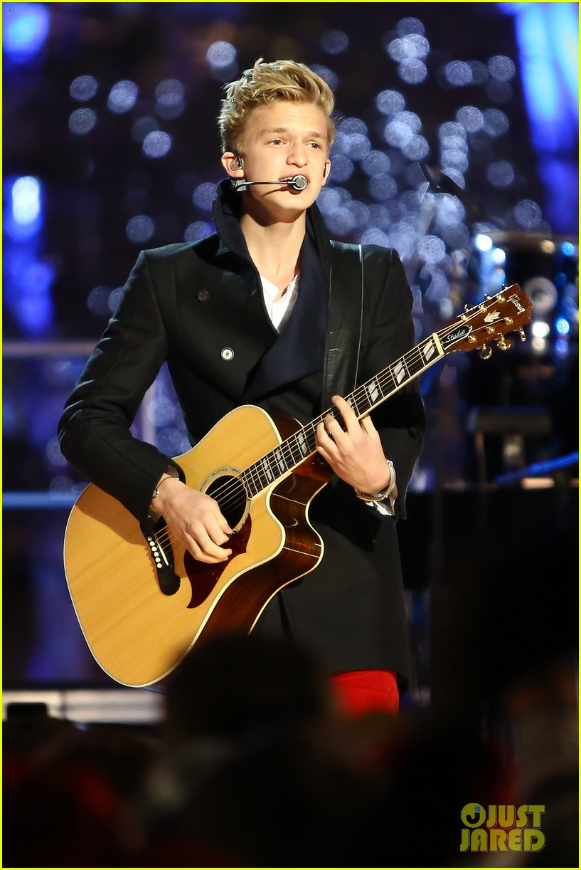 Cody Simpson: L.A. LIVE Holiday Tree Lighting!