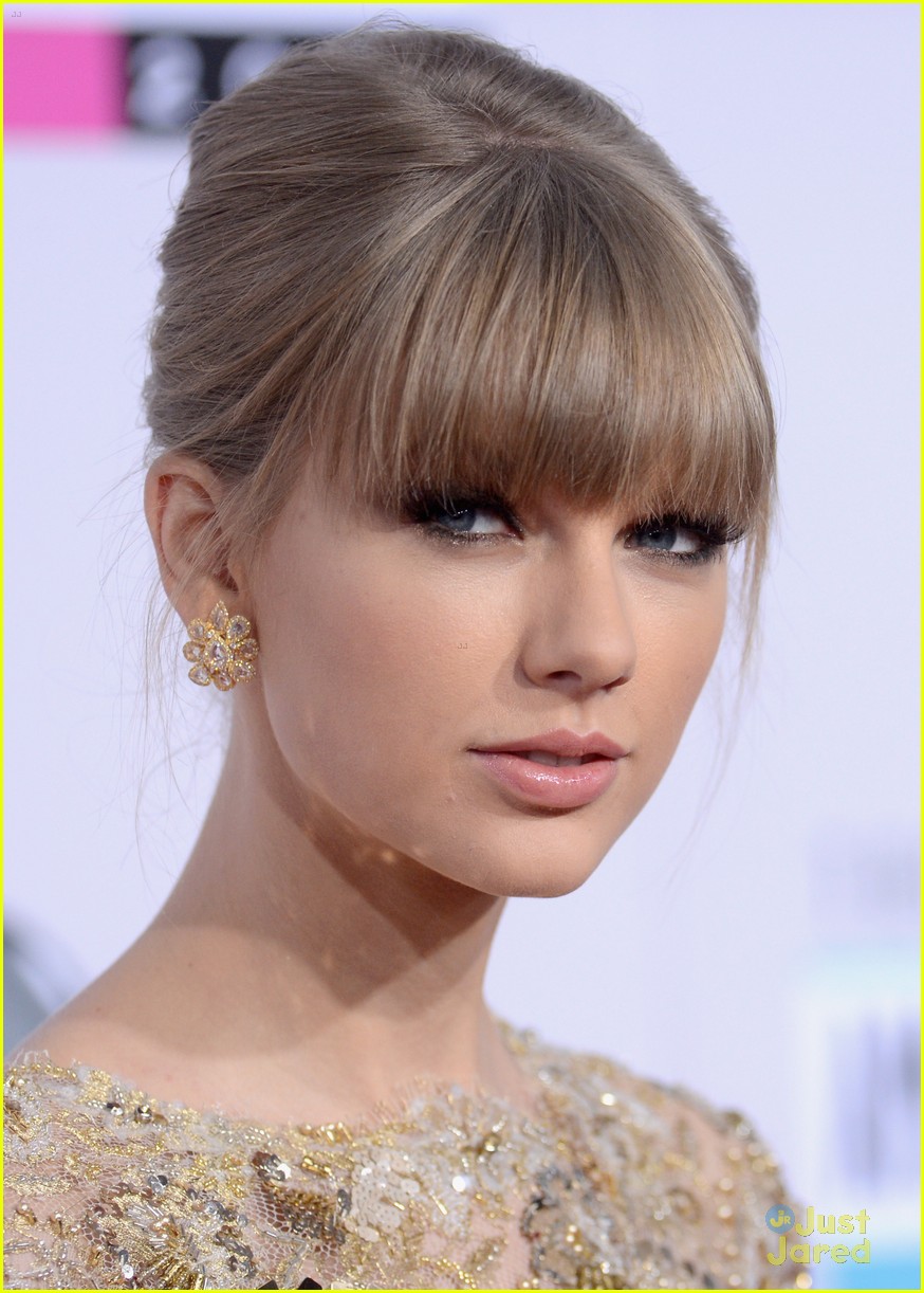 Taylor Swift WINS at AMAs 2012