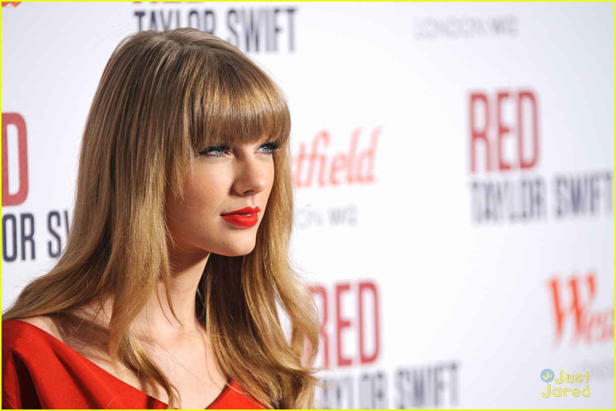Taylor Swift Lights Up Westfield London