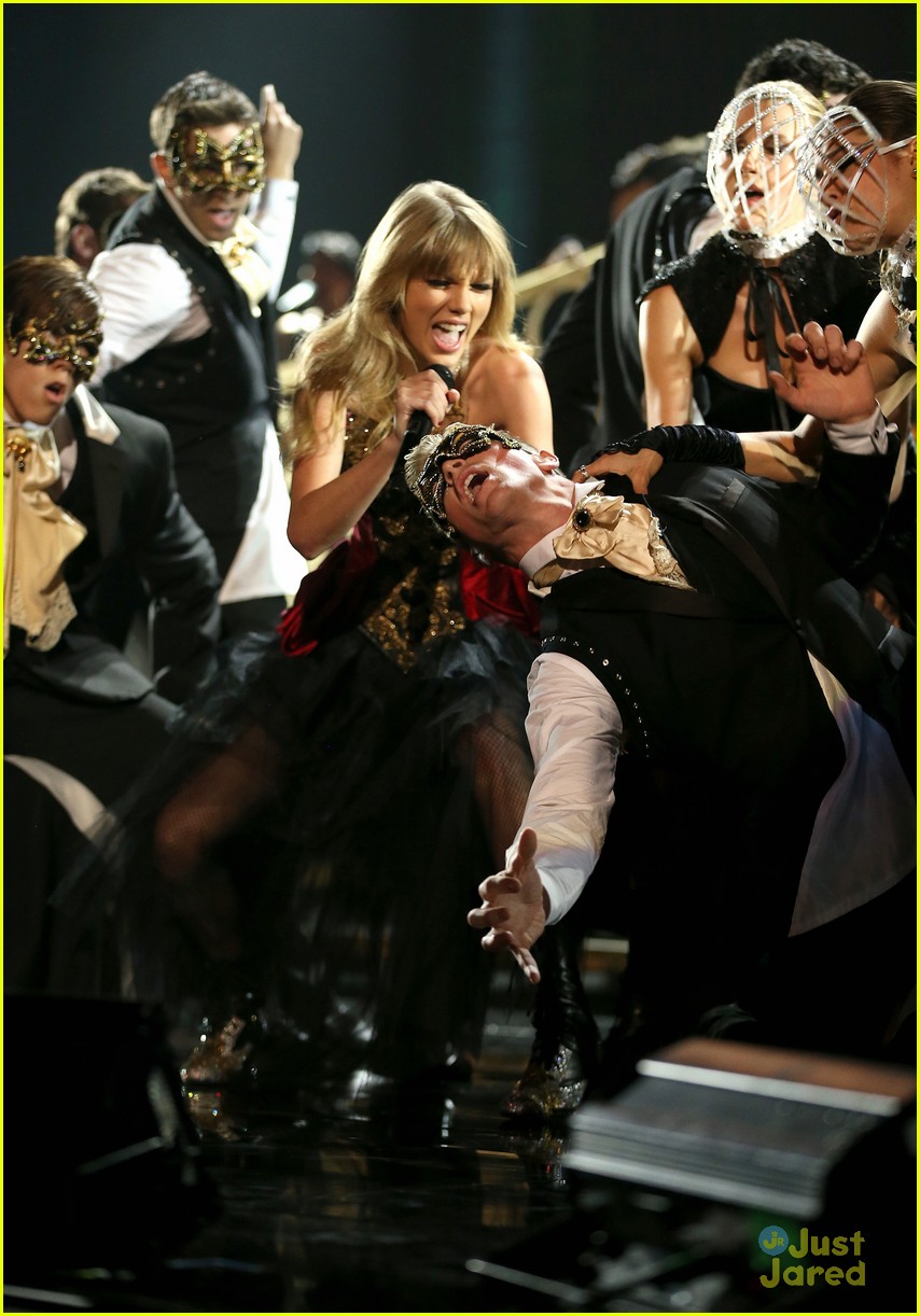 Taylor Swift Causes 'Trouble' at AMAs 2012