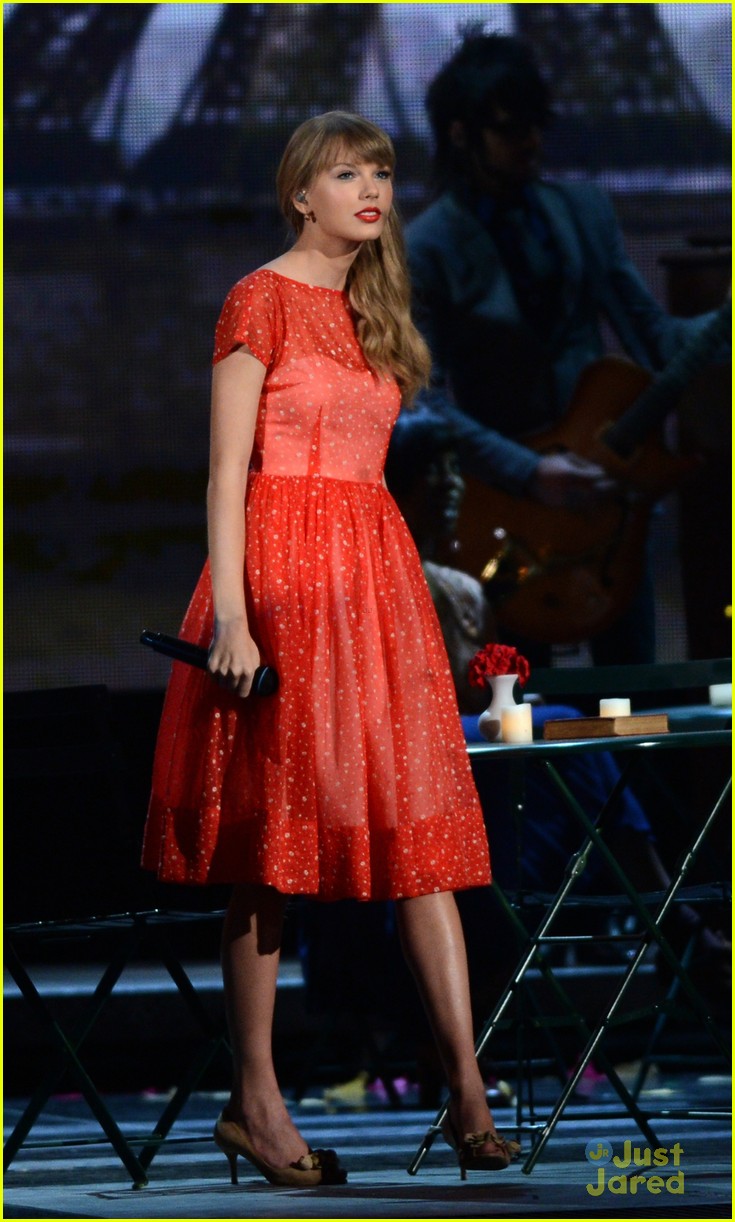 Taylor Swift: 'Begin Again' Performance at CMA Awards 2012 - WATCH NOW