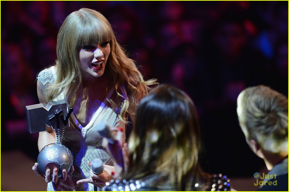 Taylor Swift: MTV EMAs 2012 Winner!
