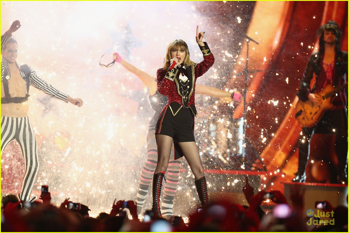 Taylor Swift: MTV EMAs 2012 Winner!