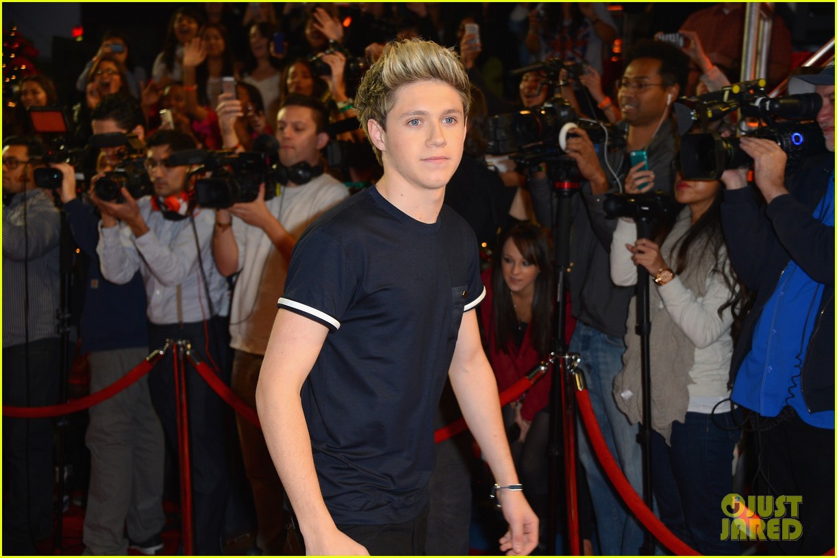 One Direction - 'Kiss You' Performance on 'X Factor' - WATCH NOW!