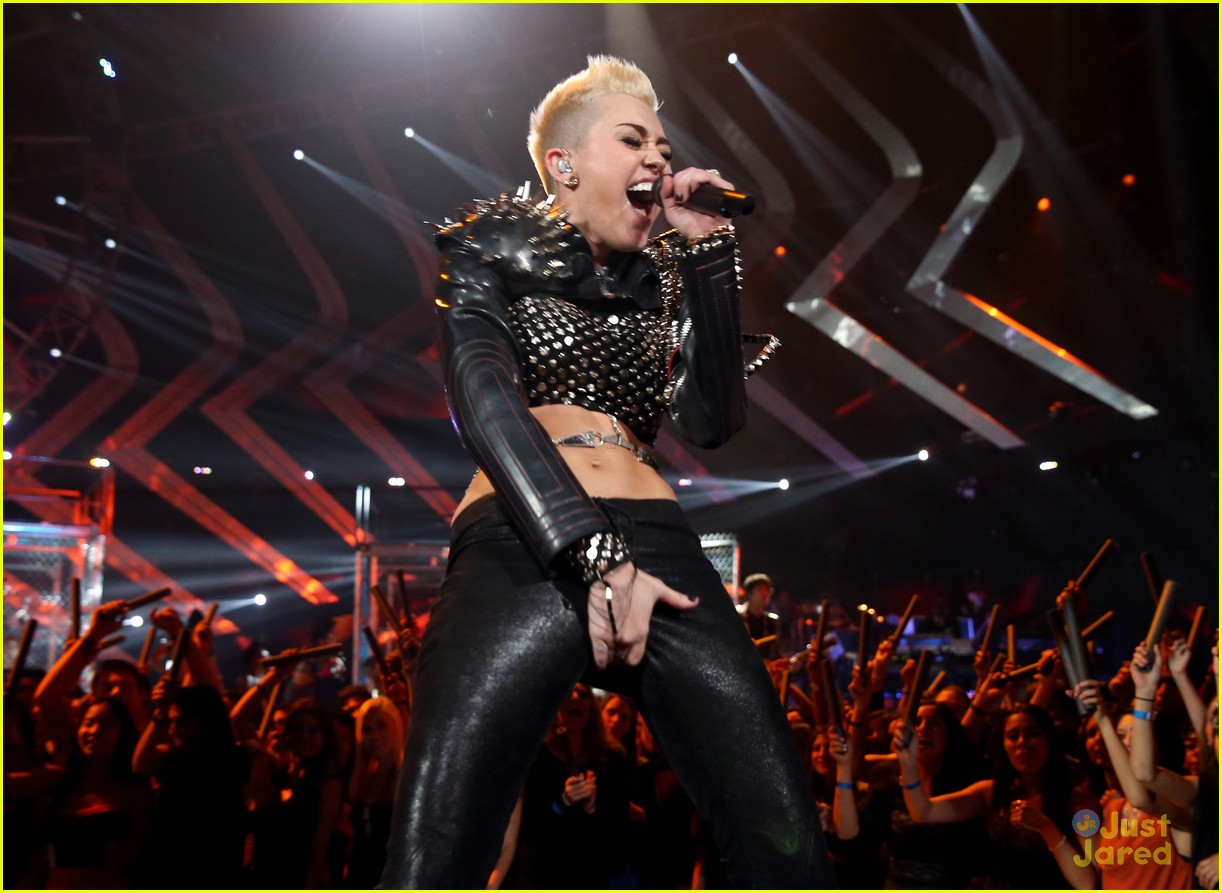 Miley Cyrus: VH1 Divas 2012 Performance -- WATCH NOW
