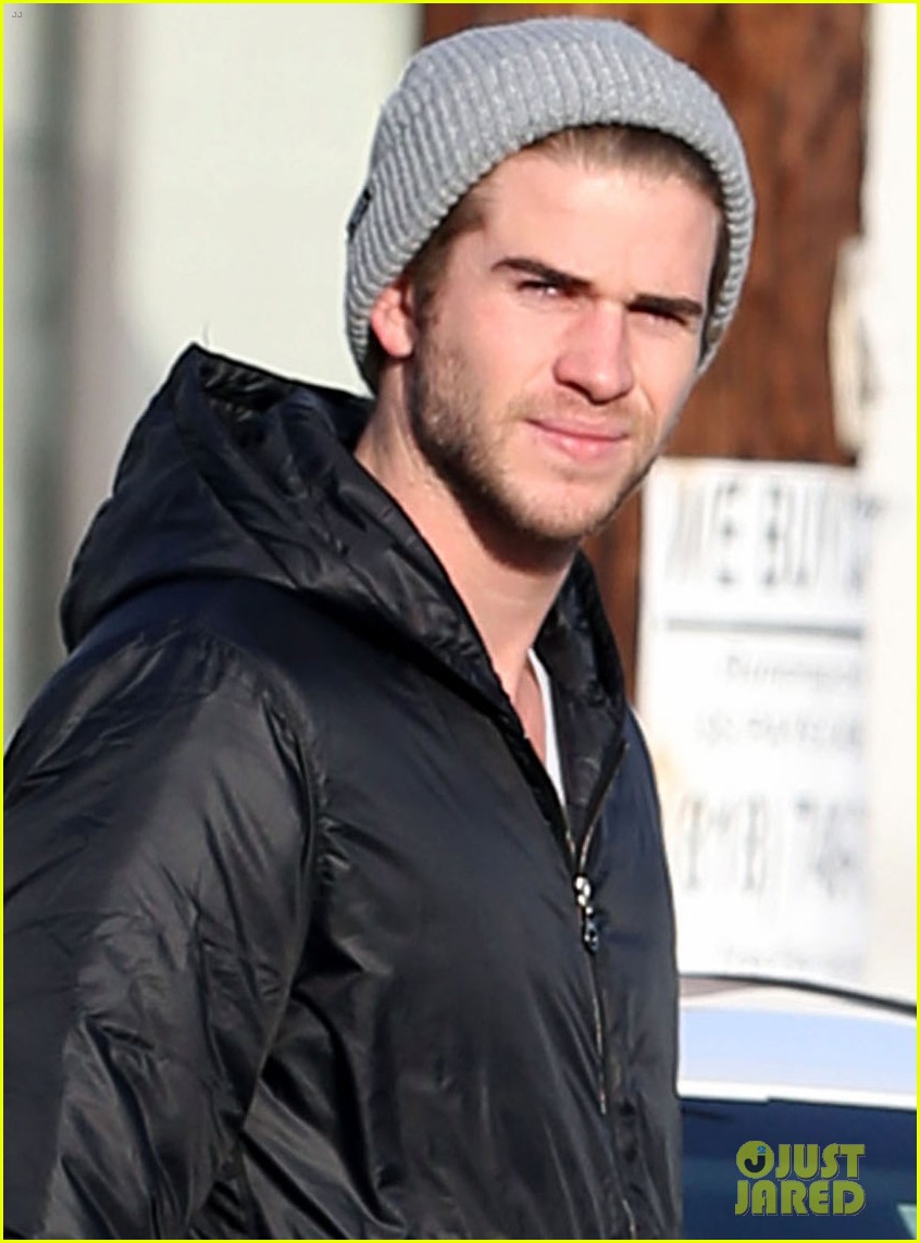 Liam Hemsworth: Shopping with Mom & Dad!