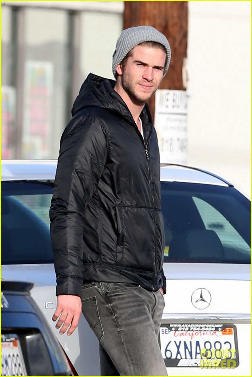 Liam Hemsworth: Shopping with Mom & Dad!