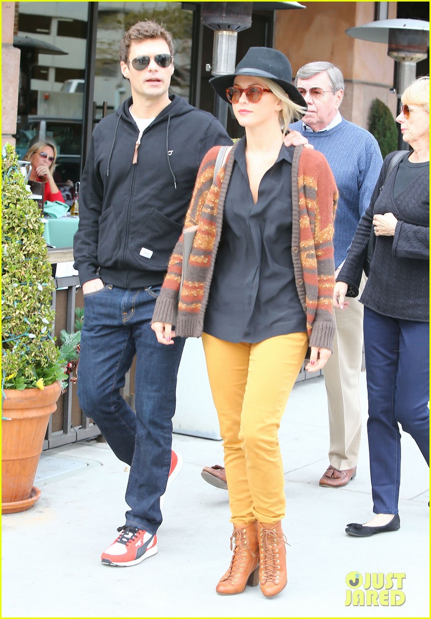 Julianne Hough & Ryan Seacrest: Sightseeing with His Parents!