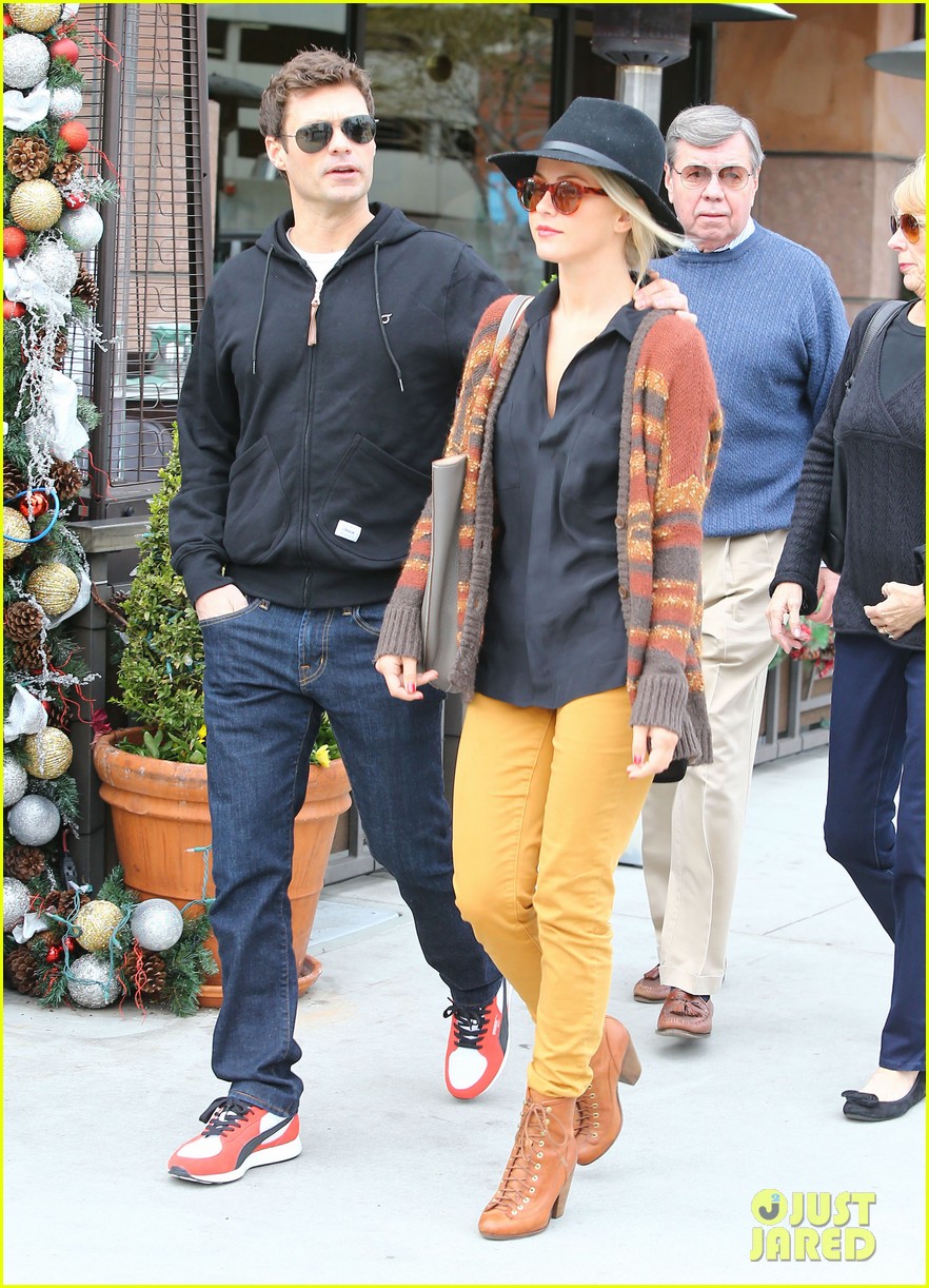 Julianne Hough & Ryan Seacrest: Sightseeing with His Parents!